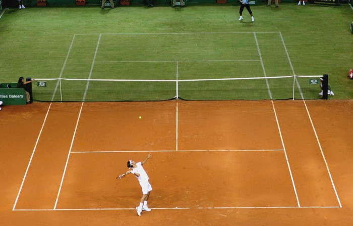 Мужики лижут попы и дают в члены в дырки своим партнершам по теннису на корте