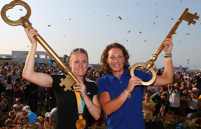Hurdler Sally Pearson (left) and Sam Stosur receive the keys to Gold Coast City. Getty Images