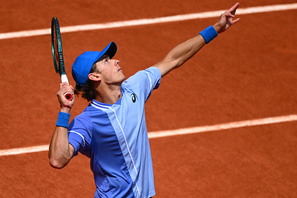 De Minaur serves up biggest Grand Slam win to reach Roland Garros quarterfinals